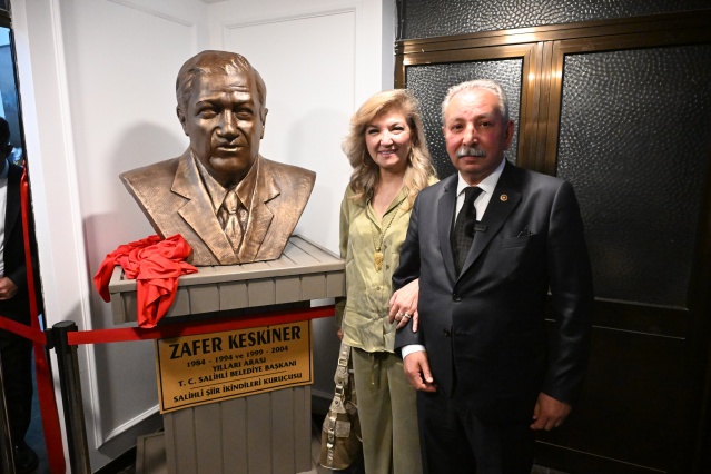 “


“BENİM İÇİN ŞİİRİN DÜNYASINI TANIMAK, ŞAİRLERİN DÜNYASINI DA TANIMAKTI”

Etkinlik kapsamında ‘Dionysos Sanata Emek Ödülü’ verilen Tiyatro Sanatçısı Levent Üzümcü de Tuğrul Keskin ile bir söyleşi gerçekleştirdi. Üzümcü, konservatuarda oyunculuk bölümünde okurken şiir akşamları düzenlediğini anlatarak, “Eskişehir Anadolu Üniversitesi Devlet Konservatuvarı’nın, içinde sadece halı olan salonunda oturup o kadar geçim zorluğu içinde yaşayan üniversite öğrencileri olarak, gecemiz gündüzümüz hep şiirdi. Biz şairlerin içine doğmuştuk. Fark edememiştik. Onların sözünün kıymetini fark edebilmek için okulda birbirimize onların sözlerini söyledik. Benim için sadece şiirin dünyasını tanımak değil, şairlerin de dünyasını tanımaktı. Sonra sonra fark etmeye başladım. Hayatında her zaman sanatı hep bulundurmuş birisi olarak, şiirin içine girdiğimde fark ettim şiiri ne kadar ıskalamış olduğumu. Genellikle şiiri dinliyoruz, beğeniyoruz. Arkadaş sohbetlerinde, dost masalarında okuduğumuz şiirler var. Bizim bir parçamız gibi. Fakat şiirin dünyasına girdiğinizde karşınıza çıkan her bir kelimenin şairin hayatında neye denk düştüğünü bilmek, ister istemez sizi bir süre sonra küçük bir araştırmacı haline getiriyor. O kadar mutluyum ki. Bu kadar sevdiğim bir şeyin başat olduğu bir coğrafyada yaşıyorum” şeklinde konuştu.