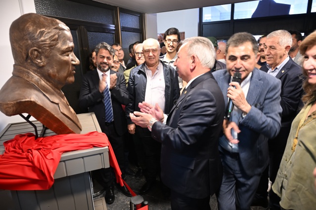 ‘ŞİİR İÇİ ŞARKILAR’ SESLENDİRİLDİ

51'inci kez gerçekleştirilen Salihli Şiir İkindileri’nde, Müzisyen Haluk Çetin ise ‘Şiir İçi Şarkılar’ temalı özel bir konser verdi. Şarkıları salonda bulunan katılımcılar ile birlikte seslendiren Çetin, büyük alkış aldı.