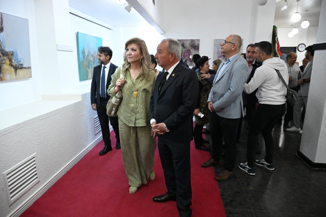 KONUK ŞAİRLER ŞİİRLERİNİ SESLENDİRDİ

Edebiyatseverlerin yoğun ilgi gösterdiği Şiir İkindileri’nde, konuk şairler Aydan Yalçın, Claire Lajus, Elçin Sevgi Suçin, Habib Bektaş, Natasha Sardjoska, Oğuz Tümbaş, Seval Arslan, Hıdır Işık, Turgay Kantürk ve Yusuf Çağlar şiirlerini okudu. Şairler, katılımcılarının büyük beğenisini topladı.