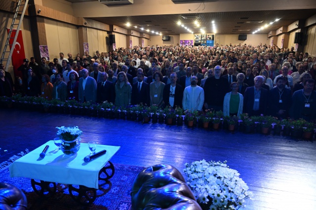 MUNGAN VE ÜZÜMCÜ'YE ÖDÜLLERİ VERİLDİ

Etkinlikte ödül töreni de gerçekleştirildi. Geçmiş yıllarda Türk edebiyatına damga vurmuş Fazıl Hüsnü Dağlarca, Aziz Nesin, Melih Cevdet Anday, Cemal Süreyya, Ataol Behramoğlu, İlhan Berk, Salah Birsel ve Sunay Akın'ın aralarında yer aldığı usta isimlerin aldığı ‘Dionysos Şiir Ödülü’ Yazar ve Şair Murathan Mungan’a verildi. Rahatsızlığı nedeniyle etkinliğe katılamayan Mungan’ın, ödülünü, Cihan Metin teslim aldı. Tiyatro Sanatçısı Levent Üzümcü’ye ise ‘Dionysos Sanata Emek Ödülü’ verildi. Etkinlikte öğrenci Zehra Eylül Kasar da şiir okudu. Kasar'ın okuduğu şiir, katılımcılardan büyük alkış aldı.