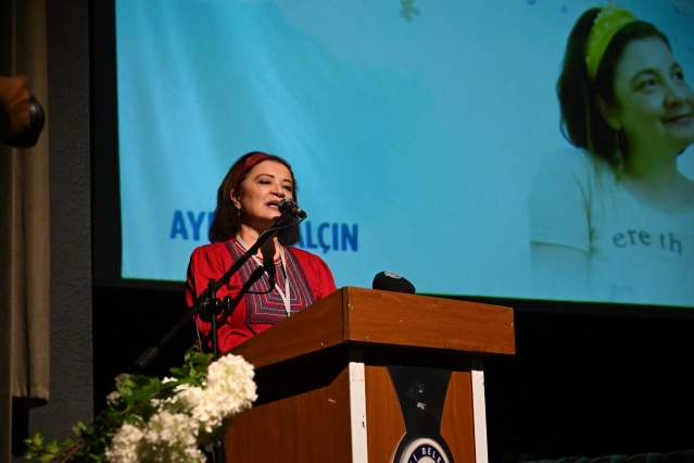 “ŞİİRİN OLDUĞU YERDE UMUT, BARIŞ, İNSANLIK VARDIR”

Mazlum Nurlu, “Salihli Şiir İkindileri, sadece yerel bir buluşma değil, Anadolu’dan dünyaya açılan şairlerin, düşünürlerin, sanatseverlerin buluşma noktasıdır. Türkiye’nin dört bir yanından şairler burada ses verdi, ortak bir dil yarattı. Paris’ten, Berlin’den, Atina’dan ve dünyanın birçok yerinden bile şiirin sesi duyuluyorsa o sesin titreşiminde Salihli’nin Şiir İkindileri’nin payı vardır. Biz bu mirası sadece devralmıyoruz, büyütüyor, geleceğe taşıyoruz. Şiirin olduğu yerde umut vardır, barış vardır, insanlık vardır” diye konuştu.