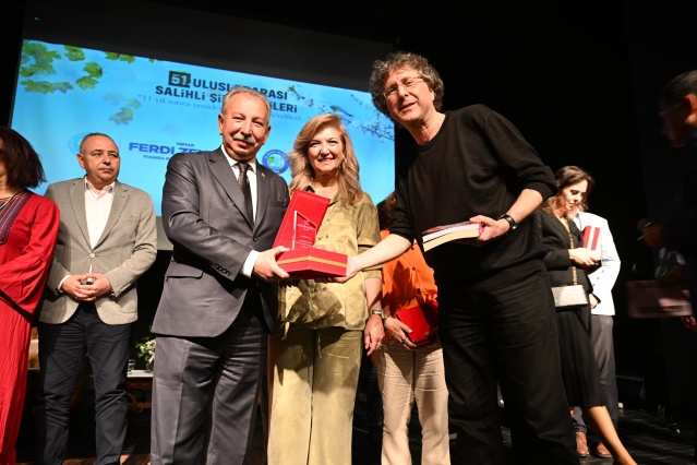 “TARİHİN, KÜLTÜRÜN, SANATIN BİNLERCE YILLIK MİRASINA SAHİP ÇIKIYORUZ”

Salihli Belediye Başkanı Mazlum Nurlu, “Kaldığı yerden bir ırmak akıyordu kelimelerden, önüne beton döktüler, sustu. Tam 11 yıl. Hiçliğin ortasında sessizce kurudu. Rüzgarın unuttuğu sokaklar gibi şiirden mahrum kaldı akşam üstleri, ikindiler kimsesizdi” diyerek sözlerine başladı. Nurlu, “Kelimelerin rüzgar olup estiği, mısraların toprağa kök saldığı Salihli’nin kadim topraklarında buluşmanın mutluluğunu yaşıyoruz. Bugün burada sadece bir şiir etkinliği başlatmıyoruz. Tarihin, kültürün, sanatın binlerce yıllık mirasına bir kez daha sahip çıkıyoruz. Salihli, Sardes'in kalbi, bereketin, uygarlığın beşiği. Ama Salihli, sadece Lidya’nın altınlarıyla değil sözüyle sözcüğüyle de zengindir. Bu zenginliğin en parlak yıldızlarından bir tanesi Şiir İkindileri’dir. Bir zamanlar burada ırmak kenarlarında, bağ bozumunda şaraplarını döken, müziğin, tiyatronun ve şiirin tanrısı Dyonisos’a adanan festivaller yapılırdı. O kutlamalarda insanların yüzleri neşeyle barınır, kelimeler kahkahalar ile buluşur, insan olmanın keyfi yaşanırdı. işte biz o geleneği modern zamanlardaki iz düşümüyüz. Salihli Şiir İkindileri, tıpkı antik çağların Dynisos şölenleri gibi, insanı insana, kelimeyi kalbe dokunduran bir sanat bayramıdır” dedi.