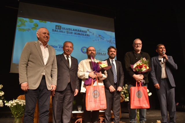 CHP Genel Başkanı Özgür Özel ile Manisa Büyükşehir Belediye Başkanı Mimar Ferdi Zeyrek de gönderdikleri mesajla etkinliğe verdikleri desteği ifade etti. 

“DİZELERİN BARIŞA, SEVGİYE VE KARDEŞLİĞE VESİLE OLMASINI DİLİYORUM”

CHP Genel Başkanı Özgür Özel, mesajında, “Bu değerli gelenek, kelimelerle örülmüş duyguların, umutların ve hayallerin bir araya geldiği eşsiz bir buluşmadır. Şairlerimizin yüreğinden süzülen dizelerin ruhumuza işlediği, şiirin insan ruhuna dokunan zarif sesiyle buluşulan bu anlamlı etkinliğe emeği geçen herkese teşekkür ediyor, dizelerin barışa, sevgiye ve kardeşliğe vesile olması dileğiyle selam ve saygılarımı sunuyorum” dedi.