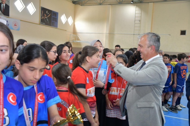 Turgut Özal Kapalı Spor Salonu’nda gerçekleşen organizasyon, öğrencilerin fiziksel gelişimlerini desteklemenin ötesinde, sportmenlik, mücadele ruhu ve takım bilinci açısından da önemli kazanımlar sundu. Müsabakalar boyunca ter döken genç sporcular, sadece kazanmak için değil; birlikte başarmak, pes etmemek ve birbirlerine destek olmak için sahadaydılar.
