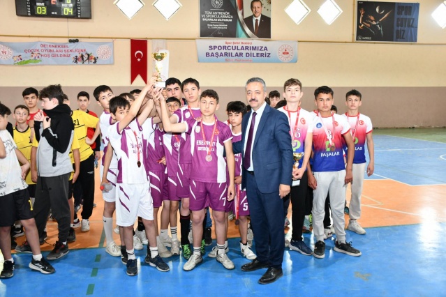 İkincilik koltuğuna, finaldeki enerjisi ve takım disipliniyle öne çıkan Ziya Gökalp Nurettin Kelem Ortaokulu otururken, İmam Hatip Ortaokulu azmi ve kararlılığıyla üçüncü oldu. Dördüncülüğü ise 75. Yıl Alime Paşa Ortaokulu, sahadaki centilmen duruşuyla kazandı.

YILDIZ ERKEKLERDE ŞAMPİYON: MAKİNA KİMYA HÜSEYİN ÇAMTEPE ORTAOKULU
Erkekler kategorisinde ise turnuvaya damga vuran ekip, Makina Kimya Hüseyin Çamtepe Ortaokulu oldu. Sahadaki oyun zekâsı, mücadele gücü ve birbirine kenetlenmiş yapısıyla adeta şampiyonluğun tanımını yapan ekip, oynadığı her maçta üstünlüğünü hissettirdi.