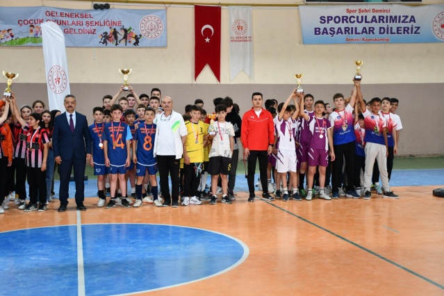 Fatih Ortaokulu, dinamik yapısıyla ikinciliği alırken, Esenyurt Okulu oyun disiplini ve mücadeleci karakteriyle üçüncü sırada yer aldı. Turnuvanın her iki kategorisinde de ilk dörtte yer almayı başaran 75. Yıl Alime Paşa Ortaokulu, sportif başarı geleneğini sürdürdü.