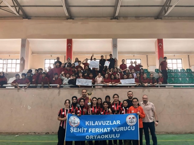 YILDIZ KIZLARDA ZİRVE KILAVUZLAR FERHAT VURUCU ORTAOKULU’NUN!
Turnuvanın yıldız kızlar kategorisinde zirveye adını yazdıran Kılavuzlar Ferhat Vurucu Ortaokulu, sergilediği disiplinli oyun, yüksek mücadele gücü ve etkili takım organizasyonuyla şampiyonluğa ulaştı. Sahadaki uyumları ve vazgeçmeyen oyun karakterleriyle alkış toplayan şampiyon kadroda şu isimler yer aldı:

Fadime Beyza Gökgöz, Zuhal Kahraman, Sümeyye Akgün, Emine Akgün, Ebrar Sönmez, Meryem Gök, Firdevs Delitay, Sema Korkmaz, Sena Korkmaz, Merve Kara ve Zeynep Sönmez.