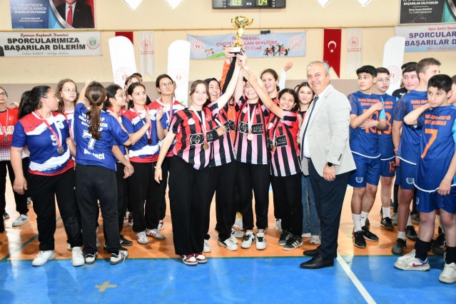 GELECEĞİN SPORCULARI SAHADAYDI
Bu büyük organizasyonun hayata geçmesinde emeği geçen tüm beden eğitimi öğretmenlerine, hakemlere, organizasyon ekibine ve öğrencilere destek olan velilere gönülden teşekkür ediyoruz. Okul sporları, yalnızca kazanmak değil, spor kültürü ve karakter gelişimi için de vazgeçilmez bir platform.

Sporun birleştirici gücüyle çocuklarımızın daha sağlıklı, özgüvenli ve dayanışma ruhu taşıyan bireyler olarak yetişmelerini sağlamaya devam edeceğiz.

Şampiyonları, tüm katılımcı öğrencilerimizi ve onları yetiştiren öğretmenlerimizi tebrik ediyor, başarılarının devamını diliyoruz.