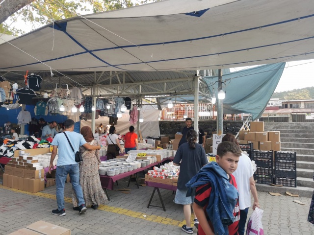 92. Geleneksel Simav Turizm ve Ticaret Panayırı bugün başladı

Kütahya’nın Simav ilçesi, bugün itibariyle 10 gün sürecek renkli ve hareketli bir serüvene adım attı. 92. Geleneksel Simav Turizm ve Ticaret Panayırı, yaklaşık 1000 stant, çay bahçeleri, lunapark, yöresel tatlar, el emeği ürünler ve birbirinden ünlü sanatçıların konserleriyle kapılarını açtı. İlçenin en büyük sosyal ve kültürel etkinliği, açılış töreniyle birlikte resmen başladı.