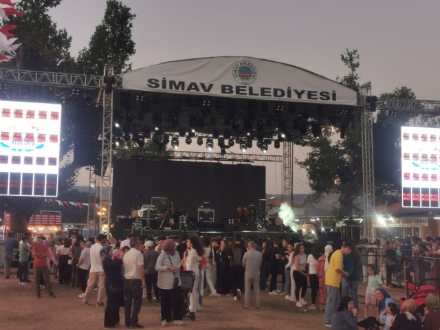 Konser Listesini Gençler Belirledi

Belediye Başkanı Kübra Tekel Aktulun, panayırın bu yılki konser takvimini gençlerin seçtiğini açıkladı. 10 gün boyunca 7 ücretsiz halk konseri düzenlenecek. Aktulun, “Yaptığımız anketlerde gençlerimiz yalnızca panayırda değil, her ay konser istediklerini söyledi. Bu talebi karşılamak için planlamalarımız sürüyor” dedi.