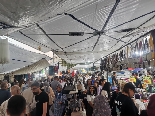 Lunapark ve Çocuk Alanı

Panayırın en renkli bölümlerinden biri olan lunapark, açılış gününde kapılarını açtı. Çarpışan arabalar, gondol, dönme dolap ve çocuk oyun alanları 10 gün boyunca her akşam ışıklarıyla panayırın enerjisini yükseltecek.