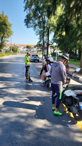 Toplam 32 ekip ve 63 personelin katıldığı “Kask, Kaldırım Üzeri Motosiklet ve Elektrikli Bisiklet Denetimi” kapsamında 2.685 araç ve sürücüsü denetlendi. Kusurlu görülen 826 araç ve sürücüsüne Karayolları Trafik Kanunu’nun ilgili maddelerinden cezai işlem uygulandı.