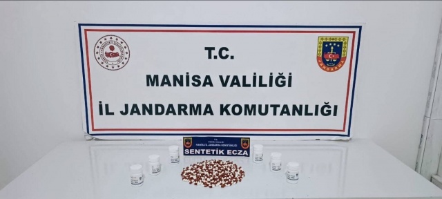 Yapılan aramalarda; 12 bin 511 adet sentetik ecza hap, 2 bin 213 gram esrar, 59 gram yüksek değerli uyuşturucu madde, 2 tabanca ve 2 bıçak bulundu.