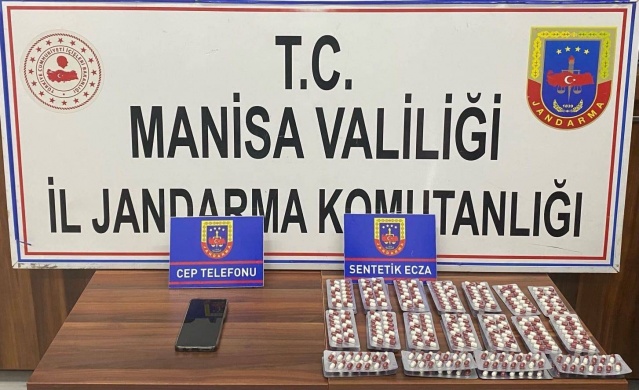 Manisa İl Jandarma Komutanlığı’ndan yapılan açıklamada, “Uyuşturucu ile mücadelemiz kararlılıkla devam edecektir. Vatandaşlarımızın huzur ve güvenliği için yürütülen operasyonlar aralıksız sürecektir.” ifadelerine yer verildi.