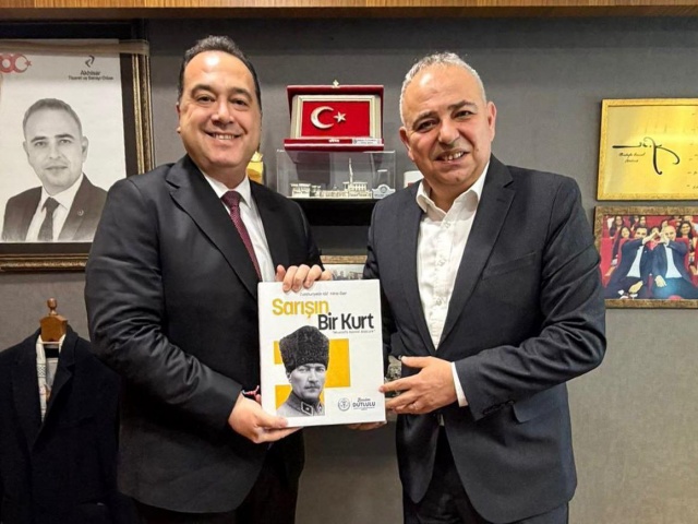 Yoğun Diplomasi Trafiği

Manisa’nın potansiyelini artıracak projeleri yakından takip etmek için başkentte temaslarda bulunan Başkan Dutlulu, Ankara programı kapsamında önemli görüşmeler gerçekleştirdi. Yapılan temaslarda, şehirde devam eden ve planlanan yatırımların mevcut durumu ele alınırken, çözüm bekleyen projelerin önündeki engellerin kaldırılması için destek talep edildi.

Başkan Dutlulu, AK Parti Grup Başkanvekili ve Manisa Milletvekili Bahadır Yenişehirlioğlu ile Manisa Milletvekili Ahmet Mücahit Arınç, MHP Grup Başkanvekili ve Manisa Milletvekili Erkan Akçay, İYİ Parti Manisa Milletvekili Şenol Sunat ile Cumhuriyet Halk Partisi Manisa Milletvekilleri Ahmet Vehbi Bakırlıoğlu ve Selma Aliye Kavaf ile görüşerek kentin öncelikli projelerini değerlendirdi.

“Tek Hedef Manisa”

Görüşmelerde siyaset üstü bir anlayış vurgusu yapan Başkan Dutlulu, Manisa’ya kazandırılacak projeler için tüm milletvekillerinin desteğini istedi. Şehrin ihtiyaçlarının ortak akıl ve iş birliğiyle çözülebileceğini belirten Dutlulu, Manisa’nın gelişimi için birlik mesajı verdi.

“Manisa’mızın Hak Ettiği Hizmetleri Almasını Sağlayacağız”

Ankara temaslarının ardından sosyal medya hesabından açıklama yapan Başkan Dutlulu, şu ifadeleri kullandı:

“Manisa’mızın projelerini takip etmek ve şehrimize değer katmak adına Ankara’da yoğun bir mesai yürütüyoruz. Şehrimizin her köşesine hizmet götürme heyecanımızı Ankara’daki destekle buluşturmayı hedefliyoruz. Milletvekillerimizle yaptığımız görüşmelerde projelerimizin en kısa sürede hayata geçmesi için desteklerini rica ettik.
Şehrimizin menfaatleri doğrultusunda tüm vekillerimizle omuz omuza çalışmaya ve Manisa’mızın hak ettiği hizmetleri almasını sağlamaya kararlıyız.”

Projeler İçin Kritik Süreç

Başkan Dutlulu’nun Ankara temaslarının, Manisa ile merkezi yönetim arasındaki koordinasyonu güçlendiren önemli bir adım olduğu değerlendirilirken, kentte bekleyen yatırımların hız kazanması açısından da kritik bir sürecin başladığı ifade ediliyor.

Gerçekleştirilen görüşmelerin ardından Manisa’da özellikle altyapı, imar düzenlemeleri ve yeni yatırım projelerinde somut gelişmeler yaşanması bekleniyor.