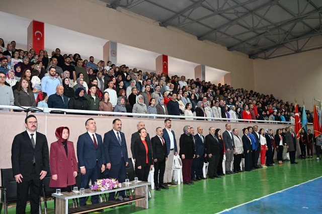 Törene Demirci Kaymakamı Fatih Bayram, Belediye Başkanı Erkan Kara, Cumhuriyet Başsavcısı Emre Aytaç, Manisa Celal Bayar Üniversitesi (MCBÜ) Demirci Eğitim Fakültesi Dekanı Prof. Dr. Fatma Şaşmaz Ören, ilçe protokolü, öğrenciler ve çok sayıda vatandaş katıldı.