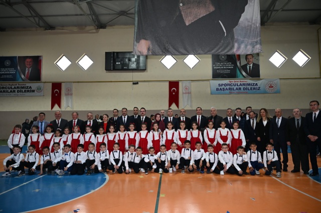 Kutlamaların finalinde Özel Demirci Yaşam Özel Eğitim ve Rehabilitasyon Merkezi öğrencilerinin sahnelediği “Bir Oluruz” adlı müzikli gösteri duygu dolu anlara sahne oldu. Katılımcılar tarafından ayakta alkışlanan program, ödül töreni ve resmi geçişle sona erdi.