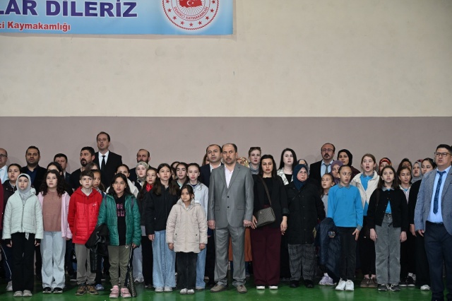 Saygı duruşu ve İstiklal Marşı’nın okunmasıyla başlayan programda Kaymakam Fatih Bayram ile Belediye Başkanı Erkan Kara sahaya inerek çocukların bayramını kutladı. İlçe Milli Eğitim Müdürü Bilal Çetinkaya’nın günün anlam ve önemine ilişkin konuşmasının ardından öğrenciler sahne aldı.