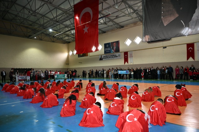 Program kapsamında sergilenen kaşık oyunu ile birlikte “Dalga Dalga Bayrağım”, “Sönmeyen Alev” ve “Milli Kahramanlarımıza Saygı” temalı müzikli gösteriler izleyicilerden büyük alkış aldı. 4-6 yaş Kur’an kursu öğrencilerinin mehter gösterisi ise salonda coşku dolu anlar yaşattı.