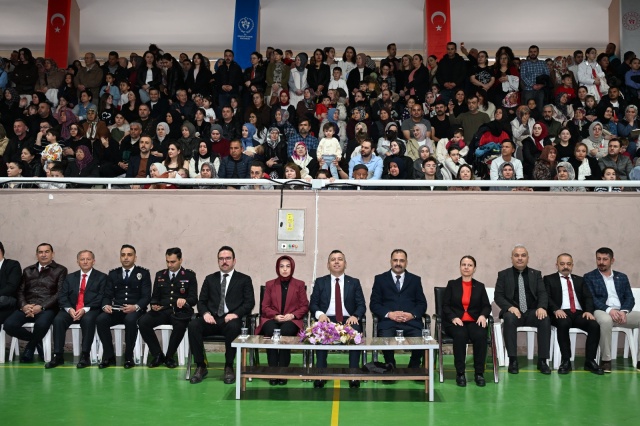 Türkiye Büyük Millet Meclisi’nin açılışının 106. yıl dönümü dolayısıyla organize edilen program, hava muhalefeti nedeniyle Kaymakam İbrahim Ethem Akıncı Stadı yerine Turgut Özal Kapalı Spor Salonu’nda yapıldı
