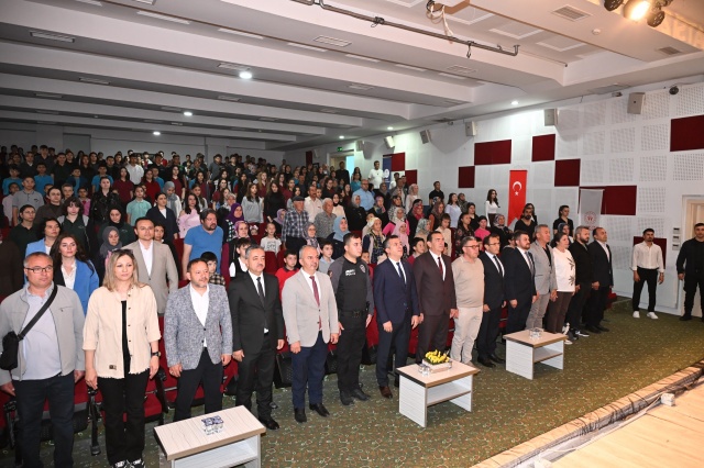 Sosyolojik açıdan bakıldığında bu tür etkinlikler, engelli bireylerin yalnızca “yardıma ihtiyaç duyan insanlar” olarak görülmesinin önüne geçiyor; onların üretken, yetenekli ve toplumun ayrılmaz bir parçası olduğunu güçlü biçimde ortaya koyuyor. Toplumsal farkındalık çalışmaları, önyargıları azaltırken birlikte yaşam kültürünü de güçlendiriyor. Uzmanlara göre engelli bireylerin sosyal hayata aktif katılımı arttıkça toplumdaki empati düzeyi yükseliyor, dayanışma duygusu daha da güçleniyor.