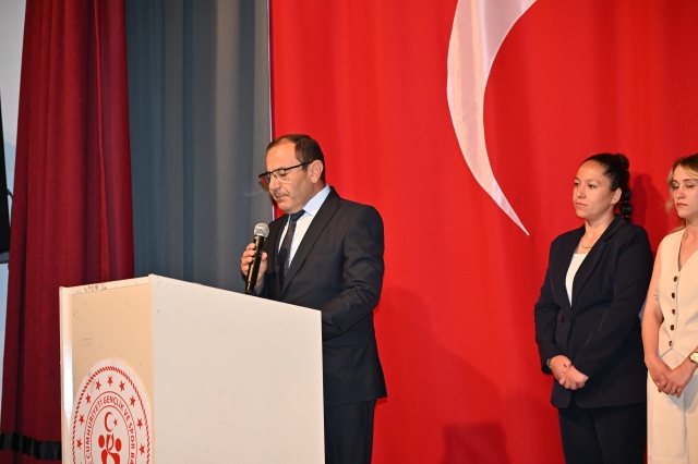 Programa Demirci Kaymakamı Fatih Bayram, Belediye Başkan Yardımcısı İsmail Hakkı Gül, İlçe Milli Eğitim Müdürü Bilal Çetinkaya, ilçe protokolü, öğrenciler ve aileleri yoğun katılım gösterdi. Açılış konuşmalarında engelli bireylerin toplumdaki yeri, sosyal yaşamda eşit fırsatlara erişimi ve empati kültürünün geliştirilmesinin önemi vurgulandı.