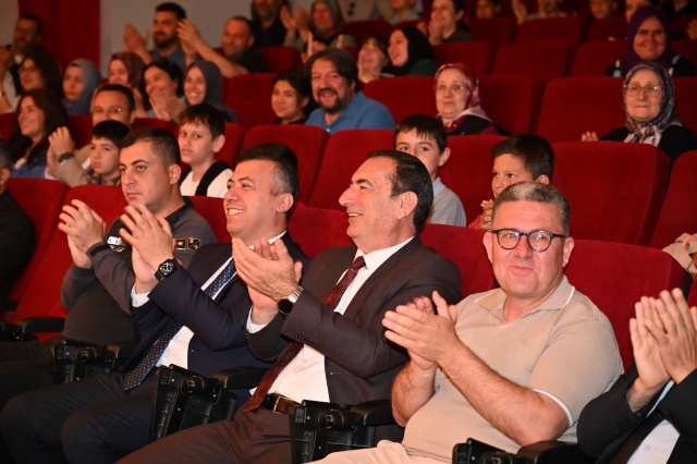 Mehmet Akif Ersoy Gençlik Merkezi konferans salonunda gerçekleştirilen programda sahne alan özel öğrenciler, sergiledikleri performanslarla izleyenlerin yüreğine umut, sevgi ve dayanışma mesajı bıraktı.