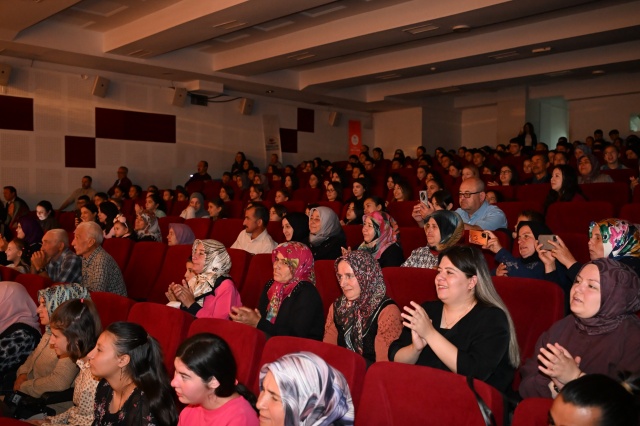 Manisa’nın Demirci ilçesinde 10-16 Mayıs Engelliler Haftası kapsamında düzenlenen farkındalık programı, yalnızca bir etkinlik değil; toplumun vicdanına, empati duygusuna ve birlikte yaşama kültürüne dokunan anlamlı bir buluşma oldu.
