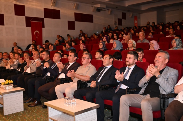Şiirler okunurken salonda derin bir sessizlik hâkim oldu. Söylenen şarkılar kimi zaman tebessüm, kimi zaman gözyaşı getirdi. Çünkü o sahnede yalnızca bir gösteri yoktu; görülmek, anlaşılmak ve kabul edilmek isteyen yüreklerin sesi vardı. Ailelerin çocuklarını gururla izlediği anlarda duygusal görüntüler yaşandı. Katılımcılar, özel öğrencileri dakikalarca ayakta alkışladı.