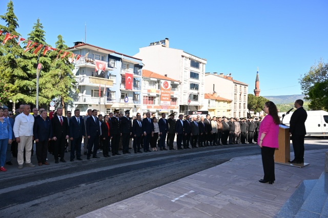 Demirci’de törenlerin ilk adresi 15 Temmuz Demokrasi ve Şehitler Meydanında bulunan Atatürk anıtında gerçekleştirildi.