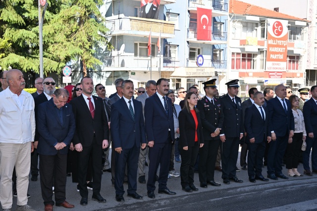 Çelenk sunma törenine Demirci Belediye Başkanı Erkan Kara, MCBÜ Demirci Eğitim Fakültesi Dekanı Prof. Dr. Fatma Şaşmaz Ören, İlçe Jandarma Komutanı Üsteğmen Uğurcan Şahin, AK Parti Demirci İlçe Başkanı Nurullah Akgün, CHP İlçe Başkanı Abdullah Demirkol, MHP Demirci İlçe Başkanı Ümit Kanyılmaz, İlçe Milli Eğitim Müdürü Bilal Çetinkaya, Gençlik ve Spor İlçe Müdürü Bilal Yılmaz, kurum amirleri ve öğrenciler katıldı.