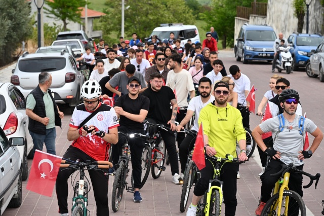 Gençlerden Yoğun Katılım

Gençlik Haftası kutlamaları çerçevesinde organize edilen etkinlikte çok sayıda genç, bisikletleriyle pedal çevirerek hem sağlıklı yaşamın önemine dikkat çekti hem de bayram coşkusunu birlikte yaşadı. Katılımcılar, etkinlik boyunca büyük bir heyecan ve enerji sergiledi.