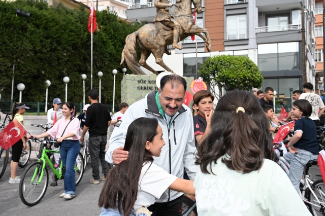 İlçe Sokakları Renklendi

Turgut Özal Kapalı Spor Salonu önünden başlayan bisiklet sürüşü, belirlenen güzergâh boyunca ilçe merkezinde devam etti. Konvoy halinde ilerleyen gençler, Demirci sokaklarında renkli ve hareketli görüntüler oluşturdu. Vatandaşlar da güzergâh boyunca gençleri alkışlarla destekledi.