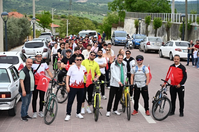 Demirci’de 15-21 Mayıs Gençlik Haftası etkinlikleri kapsamında düzenlenen Bisiklet Sürüşü Etkinliği, gençlerin yoğun katılımıyla büyük bir coşkuya sahne oldu. Sporun, birlikteliğin ve bayram ruhunun bir araya geldiği etkinlikte ilçe sokakları renkli görüntülere ev sahipliği yaptı.