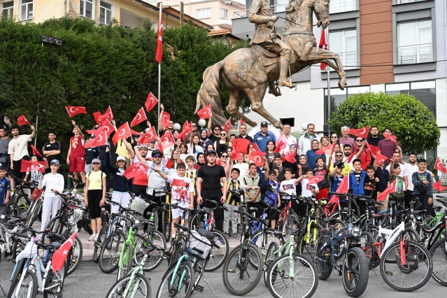 Atatürk Anıtı Önünde Son Buldu

Gençlik ve sporun önemine dikkat çekilen etkinlik, Atatürk Anıtı önünde sona erdi. Gençlik Haftası kapsamında gerçekleştirilen bisiklet sürüşü, hem sporun birleştirici gücünü ortaya koydu hem de gençlerin sosyal etkinliklere olan ilgisini bir kez daha gözler önüne serdi.