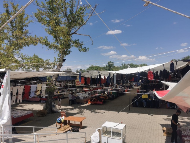 Simav’ın geleneksel buluşmalarından biri olan 93. Geleneksel Simav Turizm ve Ticaret Panayırı, bugün kapılarını ziyaretçilere açıyor. Resmi açılış programı saat 19.00’da gerçekleştirilecek panayırda, bu yıl 1.000’in üzerinde esnaf alışveriş heyecanı yaşayacak.