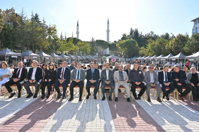 PROTOKOL ÜYELERİ AÇILIŞ TÖRENİNDE BULUŞTU

BilimFest’in açılış programına Demirci Kaymakamı Fatih Bayram, Demirci Belediye Başkanı Erkan Kara, Manisa Celal Bayar Üniversitesi Demirci Eğitim Fakültesi Dekanı Prof. Dr. Fatma Şaşmaz Ören, protokol üyeleri, öğretmenler, öğrenciler ve çok sayıda vatandaş katıldı.

Programda yapılan konuşmalarda, Bilim Demirci’nin ilçenin eğitim ve bilim alanındaki gelişimine sağladığı katkılara dikkat çekilirken, çocukların erken yaşlarda bilim ve teknolojiyle buluşmasının önemi vurgulandı.