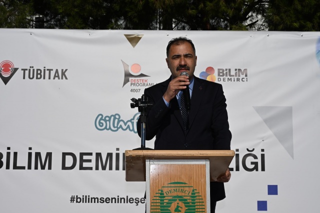 Robotik kodlamadan yapay zekâya, astronomiden fiziğe, kimyadan biyolojiye, geleneksel sanatlardan tasarıma kadar uzanan 26 farklı atölye, katılımcılara bilimi uygulamalı olarak deneyimleme imkânı sunuyor.