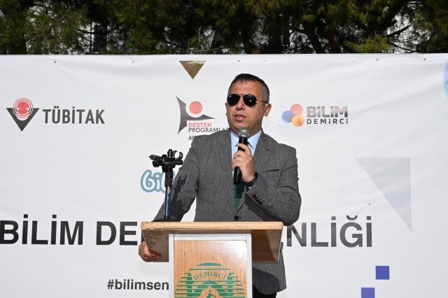 KAYMAKAM FATİH BAYRAM: “BİLİM DEMİRCİ YILDIZ GİBİ PARLIYOR”

Demirci Kaymakamı Fatih Bayram, Bilim Demirci’nin ilçe için son derece kıymetli bir yatırım olduğunu belirterek, merkezin çocuklara farklı bilim alanlarını tanıma fırsatı sunduğunu ifade etti.

Bilim Demirci’nin Sanayi ve Teknoloji Bakanlığı, Demirci Belediyesi ve Türkiye Teknoloji Takımı Vakfı iş birliğiyle ilçeye kazandırıldığını hatırlatan Bayram, çocukların teknoloji, tasarım, havacılık ve uzay bilimleri ile biyoloji gibi alanlarda kendilerini geliştirebildiklerini söyledi.

Bayram, gelecekte Demirci’den de önemli bilim insanları ve teknoloji öncüleri yetişmesini temenni ederek, çocukların içinden Alper Gezeravcı gibi uzay çalışmalarında yer alan isimlerin ve Nobel ödüllü bilim insanı Aziz Sancar gibi başarılı bilim insanlarının çıkabileceğine inandığını dile getirdi.