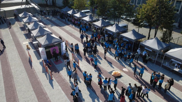 Manisa’nın Demirci ilçesinde düzenlenen TÜBİTAK 4007 Bilim Şenlikleri kapsamındaki BilimFest, bilim ve teknoloji meraklılarını bir araya getirdi. Türkiye’nin 41’inci bilim merkezi olan Bilim Demirci’nin öncülüğünde gerçekleştirilen organizasyonda, 26 farklı tematik atölye ile öğrenciler bilimin renkli dünyasını keşfetme fırsatı buluyor.