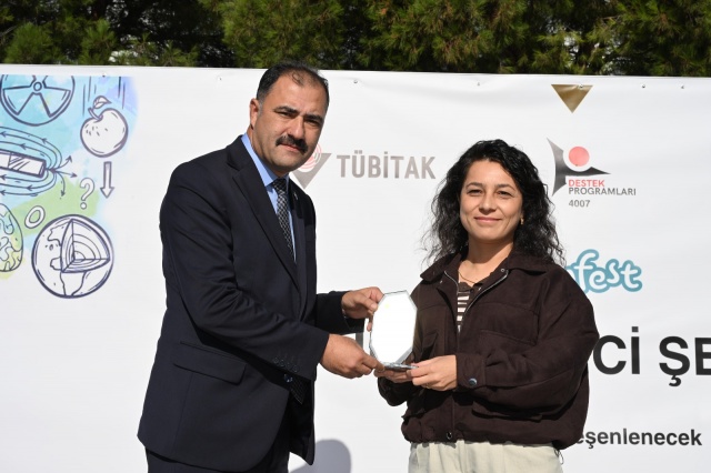 BAŞKAN ERKAN KARA: “AMACIMIZ NİCE SELÇUK BAYRAKTARLAR ÇIKARMAK”

Demirci Belediye Başkanı Erkan Kara ise ilçenin eğitim kenti kimliğinin yanında bilim alanında da öne çıkmasını hedeflediklerini belirtti.

Türkiye’nin 41’inci bilim merkezi olan Bilim Demirci’nin beş atölyeyle hizmet verdiğini ifade eden Kara, merkezin kapasitesini ve atölye sayısını artırmayı planladıklarını kaydetti.

Eylül 2025’te açılan Bilim Demirci’yi yaklaşık 13 aylık süreçte 20 bin öğrencinin ziyaret ettiğini belirten Kara, ilçenin farklı mahallelerindeki okullarda da bilim şenlikleri düzenleyerek öğrencileri bilimle buluşturduklarını söyledi.

Kara, Demirci’nin geleceğine ilişkin hedeflerini şu sözlerle anlattı:

“Amacımız inşallah bu şehirde, bu ilçede, Demirci Akıncılarının torunları olan bu ilçede nice Selçuk Bayraktarlar çıkarmak olacaktır.”

Çocukların geleceğine yapılan yatırımın ülkenin kalkınmasına katkı sağlayacağını vurgulayan Kara, Bilim Demirci’ye önümüzdeki günlerde uçuş simülatörü kazandıracaklarını da açıkladı. Bu yatırımla birlikte öğrencilerin havacılık alanına ilgilerinin artırılması ve pilotluk mesleğini yakından tanımalarının sağlanması hedefleniyor.