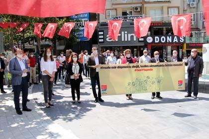 “GEZİNİN AVUKATI OLMAKTAN GURUR DUYUYORUM’’
Gezi’nin 7’nci yıl dönümü sebebiyle düzenlenen etkinlikte ilk açıklamayı yapan CHP Yunusemre İlçe Başkanı Yalçın Arçak, kendisinin de avukat olduğunu ve Gezi  olaylarında yargılananların avukatlığını yapmaktan büyük gurur duyduğunu ifade etti. 
CHP Yunusemre İlçe Başkanı Arcak yaptığı açıklamada, “Gezi tüm kötülüklere karşı bir baş kaldırıştı. 80 darbesinden sonra apolotikleştirildiği söylenen gençlerin öncülüğünde yapılması bizim için çok önemlidir. Bu ülkenin gençleri Mustafa Kemal Atatürk’e ait birer gençler olduğunu göstermişlerdir. Gezi de olmaktan, Geziyi yaşamaktan onur ve gurur duyuyorum. Bir avukat olarak Gezi’de yargılananları savunmaktan onur duyuyorum. Gezi’de kaybettiğimiz tüm canları saygıyla anıyorum.’’ diye konuştu.