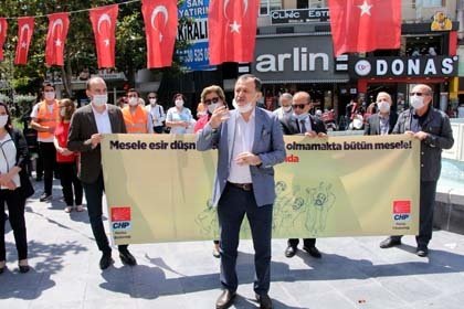 “GEZİ DEMOKRATİK BİR BAŞ KALDIRIDIR’’
CHP Manisa İl Başkanı Semih Balaban, Gezi’nin dünyaya örnek olacak bir demokratik hareket olduğunu ifade ederek, Gezi’de yaşamını kaybedenleri saygıyla andıklarını belirtti. 
CHP İl Başkanı Balaban yaptığı açıklamada; 
“Gezi direnişi dünyaya örnek demokratik tepkinin nasıl kullanılacağının göstergesidir. Gezi’de ölen gençlerimiz Ali İhsan Korkmaz, Mehmet Ayvalıtaş, Abdullah Cömert ve Berkin Elvan’ı ve diğerlerini hepsini anıyoruz. Hiçbirini unutulmadı ve unutulmadıkları sürece hep yaşayacaklar. 
Gezi direnişinden olmaktan, demokratik tepkiye bir parça katkıda bulunmaktan herkes onur duyuyor. Gezi demokratik bir baş kaldırıdır. Türkiye’deki milyonların tek adama karşı korkmadan sahaya çıkıp ‘Yeter Artık’ demesidir. 
Gezi’yi unutmadık ve unutmayacağız. Dünyada ve Türkiye’de insanlık tarihinin dönem noktalarından biridir. Bizim özlediğimiz dünya çok basit. Sosyal ve sosyal adaletin egemen olduğu, gündüzlerinde işsiz dolaşılmayan, geceleri aç yatılmayan bağımsız, demokratik bir Türkiye’yi inşaa etmek için çaba gösteriyoruz. Bunu da başaracağız. AKP’nin 18 yıldır ülkeyi getirdiği nokta ortada. Ancak AKP’ye gerekli dersi sandıkta vereceğiz.’’ İfadelerini kullandı.