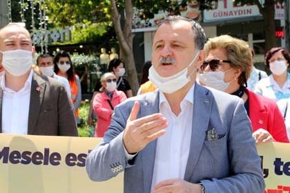 “GEZİ OLAYLARINI ŞİMDİ ABD YAŞIYOR’’
CHP Şehzadeler İlçe Başkanı Hakan Gürtunca ise yaptığı açıklamada, Türkiye’de 7 yıl önce yaşanan gezi olaylarının şimdi ABD’de yaşanmaya başladığını ifade ederek, “Gezi olayları bizim işiyle, aşıyla ailesinin geçiminin derdinde olan insanlarımıza karşı, yaşam alanlarının ve tercihlerinin baskıyla daraltılmasına karşı insanlarımızın gösterdiği bir tepkinin yansımasıdır. Bu sadece Türkiye’de değil tüm dünyada örnek bir harekettir. Bugün Amerikan halkı bile 10 yıl sonra Gezi’de yaşananları kendi ülkelerinde yaşıyor. Gezi dolayısıyla insanımız haksızlığa hukuksuzluğa karşı nasıl tepki gereceğini göstermiştir. Gezi bizim onumuz ve gururumuzdur. Gezi de hayatını kaybedenlerin mekanları cennet olsun.’’ dedi.