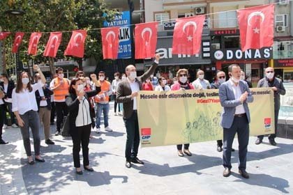 Gezi Olayları’nın 7’nci yıldönümü sebebiyle CHP Manisa İl Başkanlığı, ilçe teşkilatlarıyla birlikte 15 Temmuz Demokrasi Meydanı’nda basın açıklaması yaptı. ‘Mesele esir düşmekte değil, teslim olmamakta tüm mesele’ pankatının arkasında gerçekleştirilen açıklamaya CHP Manisa İl Başkanı Semih Balaban, CHP Şehzadeler İlçe Başkanı Hakan Gürtunca, CHP Yunusemre İlçe Başkanı Yalçın Arçak, CHP İl Kadın Kolları Başkanı Şadiye Uysal, gençlik kolları ve partililer katıldı.