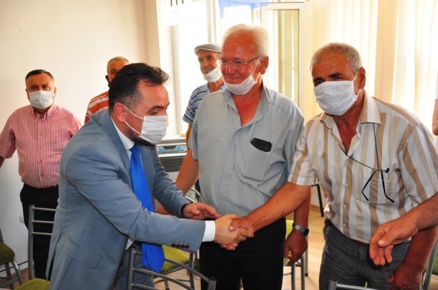 Koronavirüs pandemi salgını nedeniyle üst düzey tedbirlerin alındığı ilçe binasında kongreye katılanların tamamında maske tedbiri gözlerden kaçmadı.