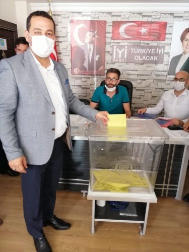 Manisa'nın Demirci ilçesi İYİ Parti İlçe Kongresinde Haluk Şenyurt  yeniden güven tazeledi.
