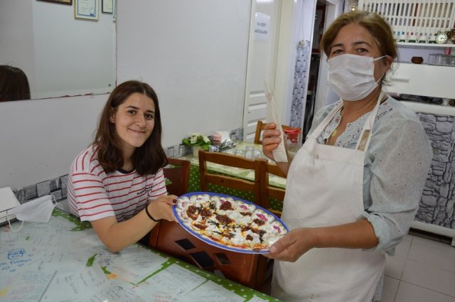 16 yıldır mantıcı dükkanını eşiyle beraber işlettiğini kaydeden Ayten Sevgili, “Eşim ve ben üç çocuk okutuyorduk. 16 sene önce çocuklar üniversiteyi kazanınca bir şeyler yapmamız gerekiyordu. Daha sonra eşim ile mantı dükkanı açalım dedik, çok istiyordum eşim de destek verince birlikte bu dükkânı açtık. Bu civarlarda çok sevildik, eskiden hastane vardı buralarda yoğun bir ilgi de görüyorduk. Burası öğrencilerin evi gibiydi her gelen müşteri burayı ve bizi çok sıcak bulduklarını söylüyorlardı. Daha sonra bir gün bir müşterimiz mantı hakkında güzel düşüncelerini yazıp masaya yapıştırdı, bunu gören diğer müşteriler de bu şekilde yaparak bunu gelenekselleştirdi. Eşim emekli oldu 16 yıldan bu yana hala işletiyoruz. Kendim yapıyorum, pişiyorum. Hatta bazı toplu verdiğim yerlere de gidip pişiriyorum. 200-300 kişiye pişirip geliyorum. Burada da hamurunu, her şeyini, içini, dışını hep kendim hazırlıyorum” dedi.