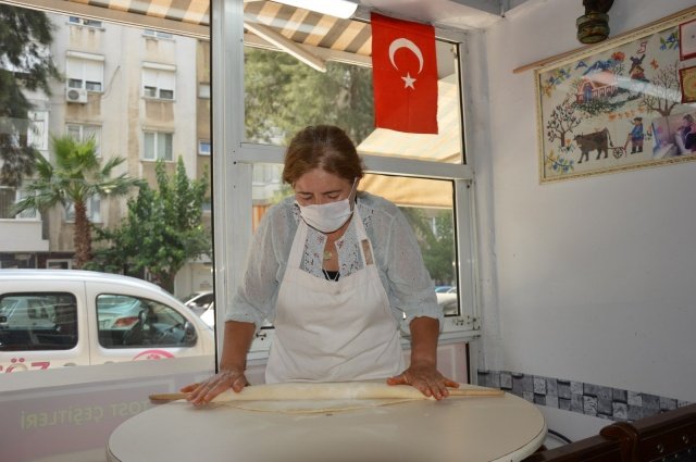16 yıl önce memur olan eşinin tayini nedeniyle Karst’tan Manisa’ya gelen ve burada mantıcı dükkanı açan Ayten Sevgili (53) açtığı mantılar sayesinde 3 çocuğunun okumasına destek oldu.