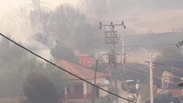 Manisa’nın Ahmetli ilçesindeki ormanlık alanda dün 16.00 saatlerinde başlayan yangının söndürme çalışmaları devam ediyor.